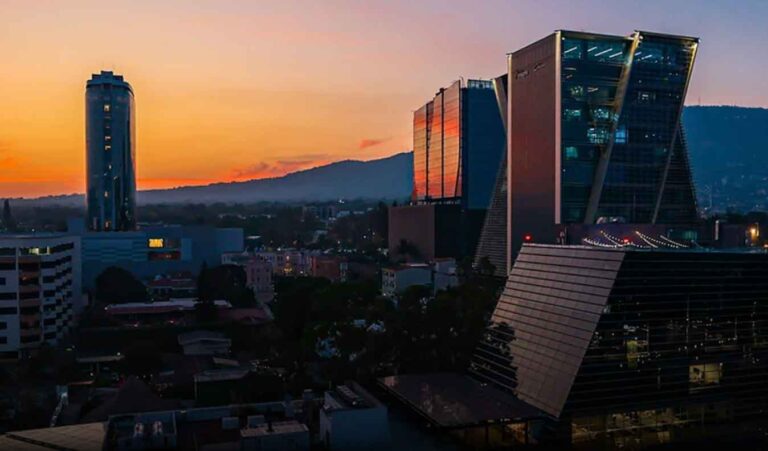 Inteligencia Artificial en El Salvador: Transformando el Presente y Moldeando el Futuro